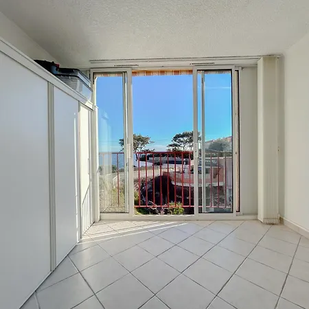 Vue Et Parking Prive, T2 Avec Acces * Frejus